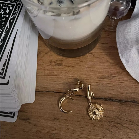 Moon and Sun in your hands statement earrings - Picture 3 of 3